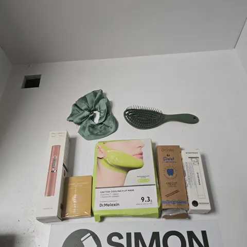 TOTE OF APPROXIMATELY 10 ASSORTED BEAUTY PRODUCTS INCLUDING ELECTRIC HAIR CLIPPER, ORINKO 6X MISWAK STICKS AND DR MELAXIN CACTOX COOLING V-UP MASK