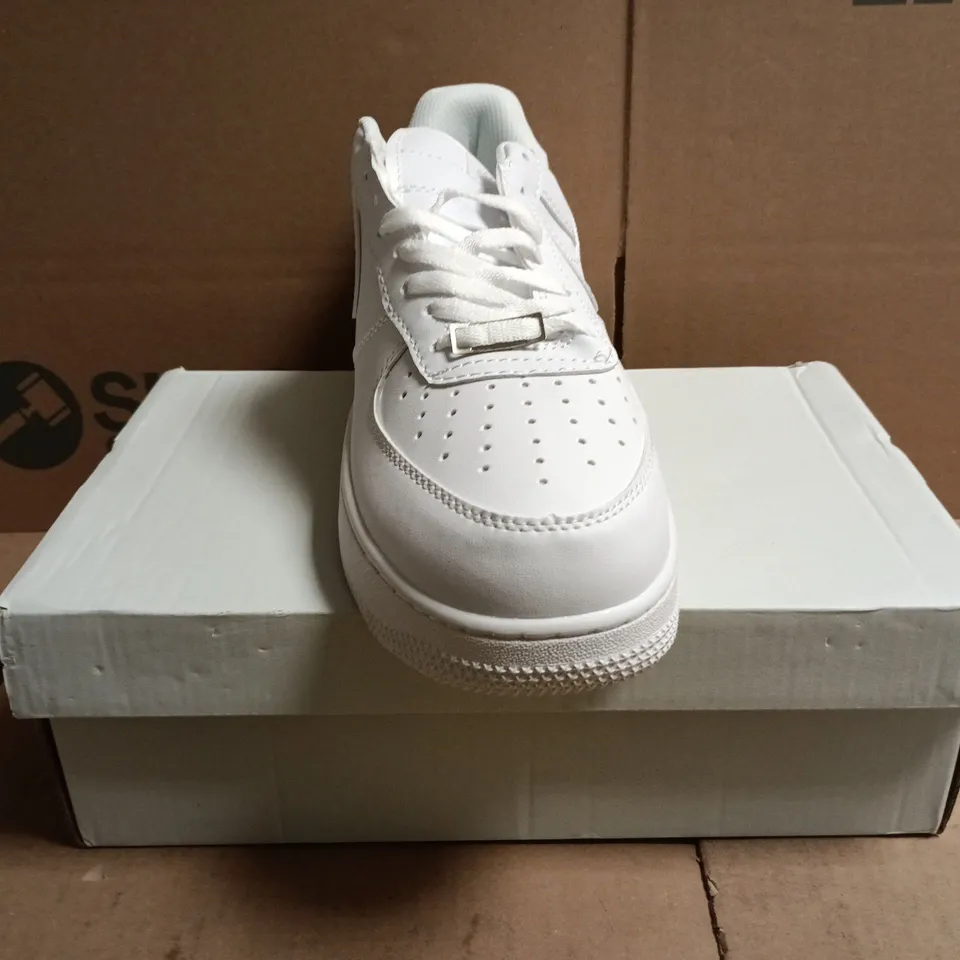 BOXED PAIR OF NIKE AIR FORCE 1 '07 TRAINERS IN WHITE SIZE UK 10