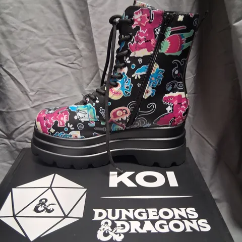 BRAND NEW BOXED KOI X DUNGEONS AND DRAGONS L'OTTA MONSTERS TRIDENT PLATFORM BOOTS BLACK MULTI SIZE 