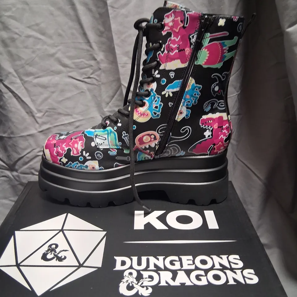 BRAND NEW BOXED KOI X DUNGEONS AND DRAGONS L'OTTA MONSTERS TRIDENT PLATFORM BOOTS BLACK MULTI SIZE 4