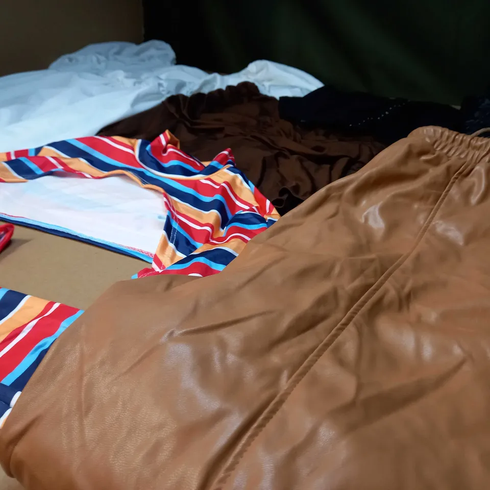 LOT OF APPROX 25 ASSORTED CLOTHING ITEMS VARYING IN SIZE/COLOUR/STYLE TO INCLUDE: TROUSERS, SKIRTS, TOPS