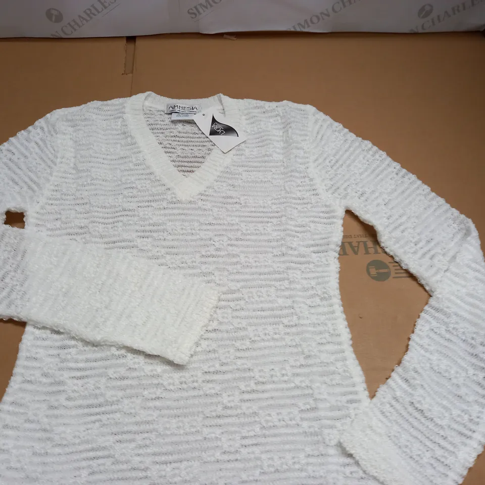 LOT OF APPROXIMATELY 40 AMNESIA WHITE/BLACK V-NECK JUMPERS - SIZE UNSPECIFIED