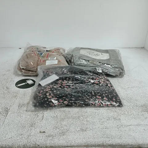 BOX OF APPROXIMATELY 22 ASSORTED ITEMS TO INCLUDE SERENITY NIGHT DUVET COVER SET, TAMSY CLOTHING, & MAISI CLOTHING ETC