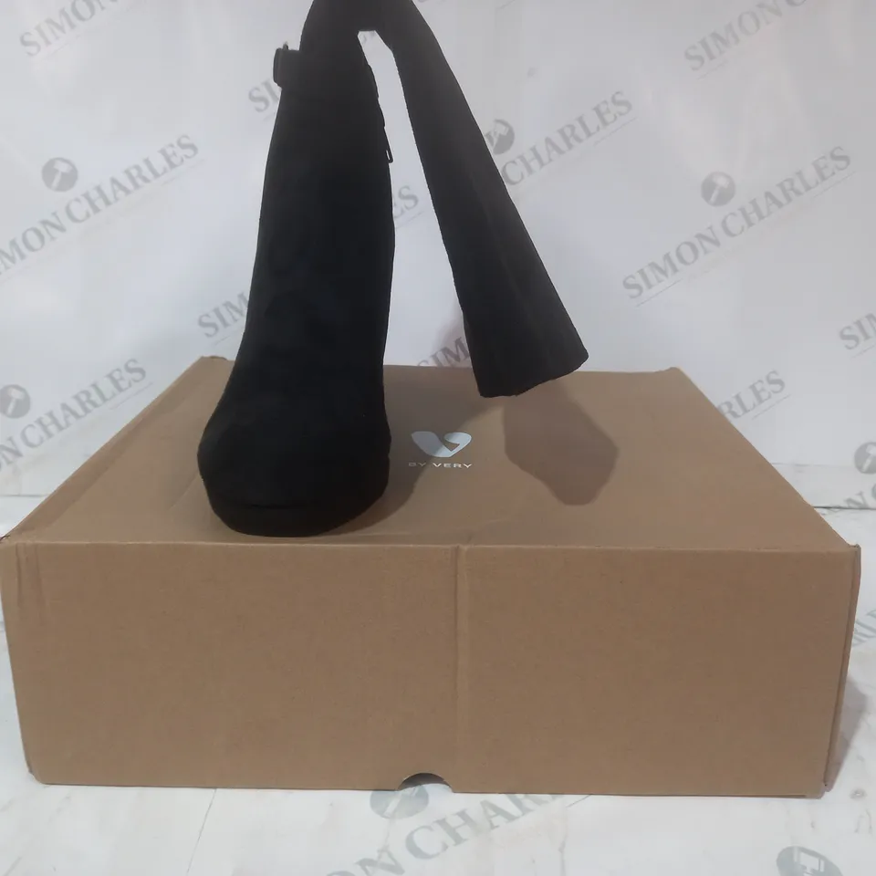 BOXED PAIR OF V BY VERY HIGH BLOCK HEEL BOOTS IN BLACK SIZE 5