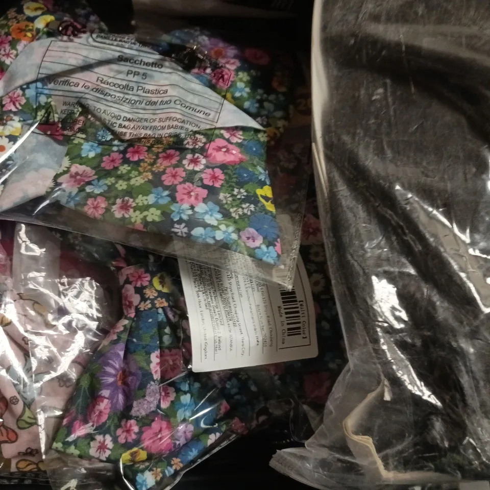 APPROXIMATELY 10 ASSORTED COSMETIC ITEMS INCLUDING VARIOUS MAKES AND BRANDS - COLLECTION ONLY