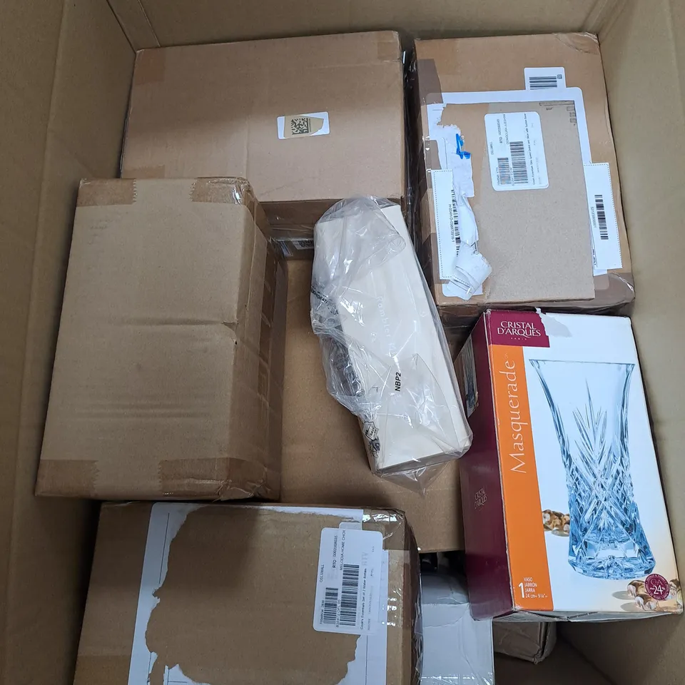 APPROXIMATELY 10 ASSORTED HOUSEHOLD ITEMS TO INCLUDE - ROBERTS RADIO, MASQUERADE VASE, AND COOKS ESSENTIAL SPEED GRATER ETC. - COLLECTION ONLY