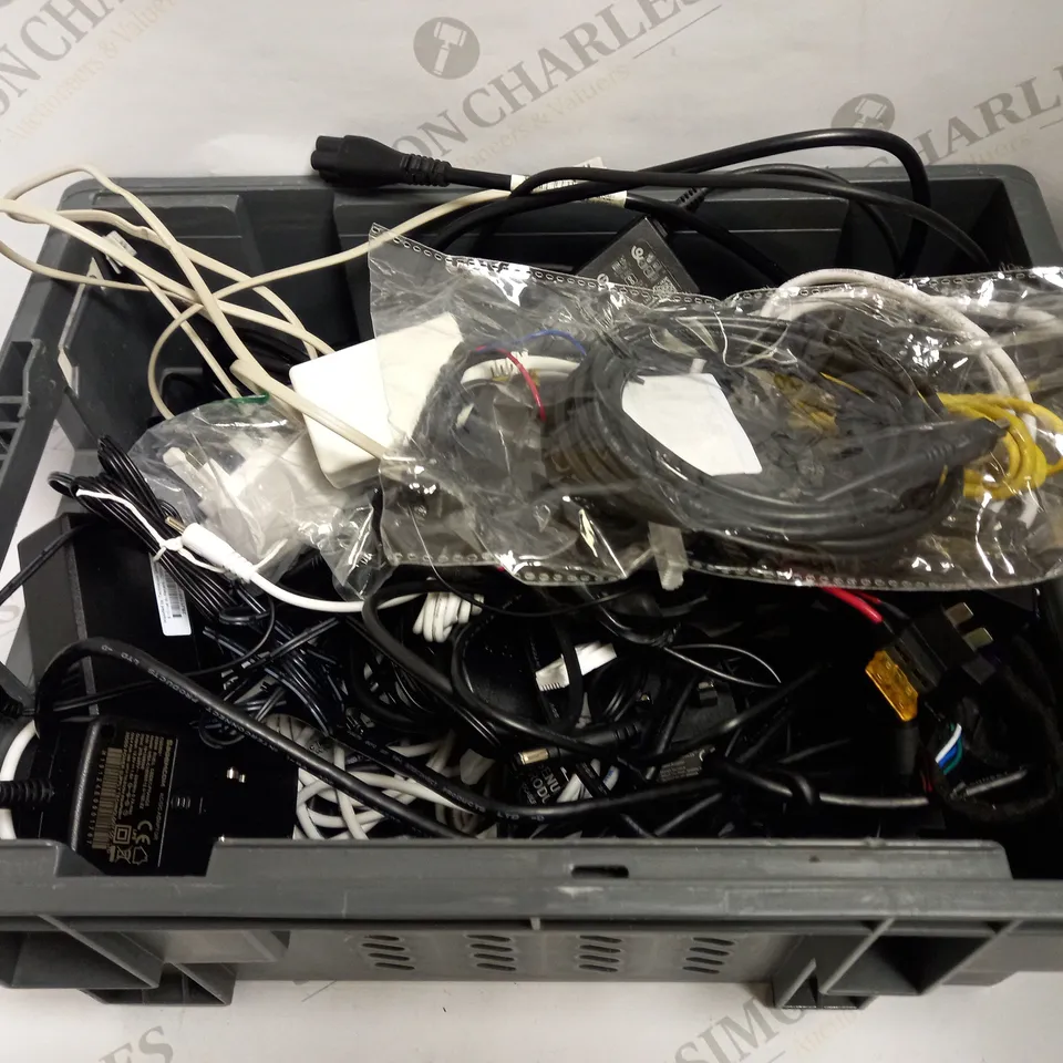 LARGE QUANTITY OF ELECTRICALS & ELECTRICAL CABLES OF VARIOUS TYPES TO INCLUDE TOOTHBRUSH CHARGER, POWER ADAPTER, ETHERNET CABLE, ETC