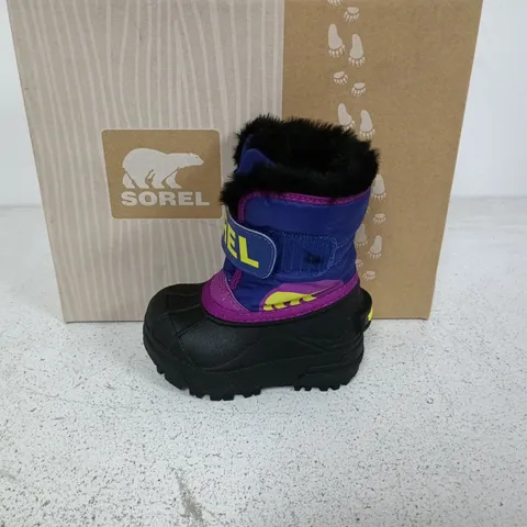 BOXED PAIR OF SOREL TODDLER SNOW COMMANDER BOOTS IN PURPPLE/BLACK - UK 4