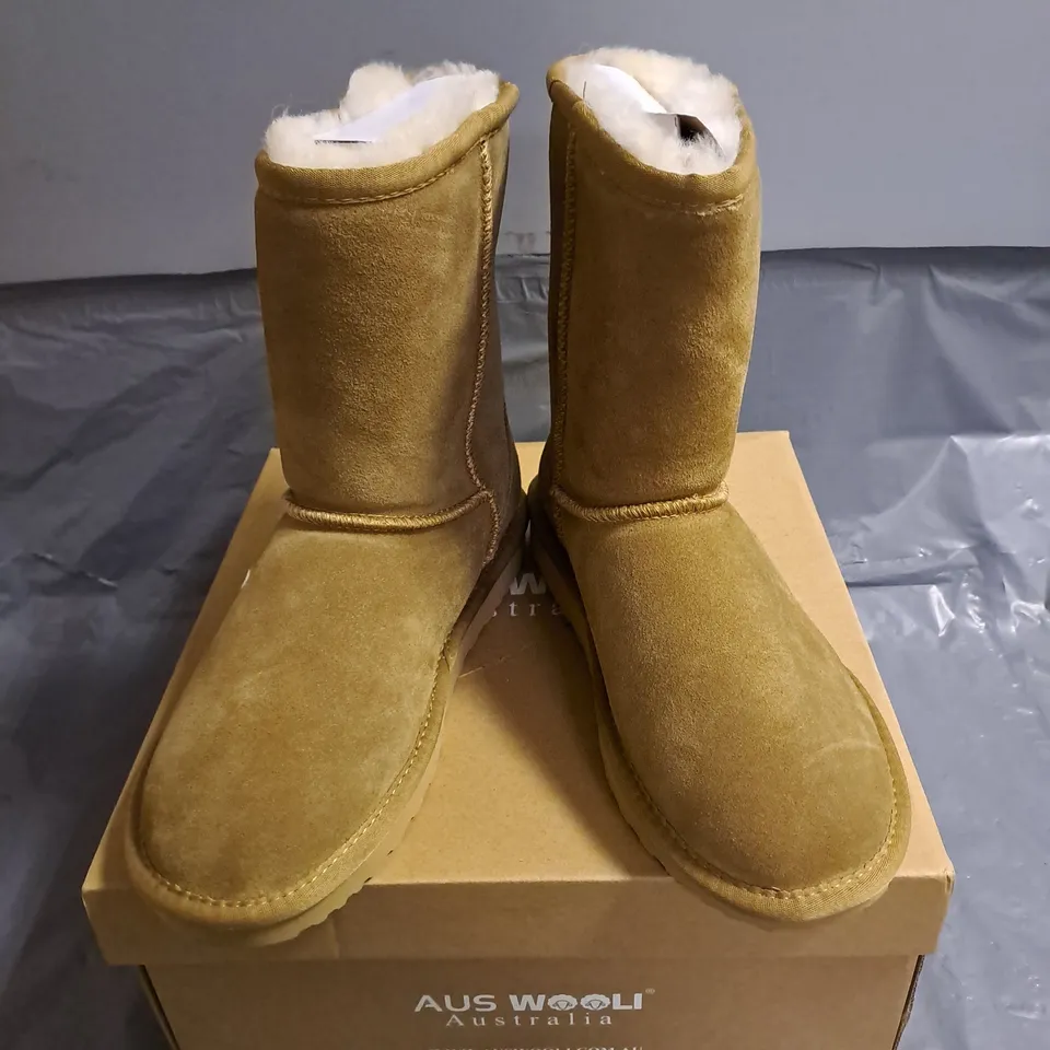 BOXED PAIR OF AUSWOOLI CRONULLA BOOTS IN CHESNUT SIZE UK 5