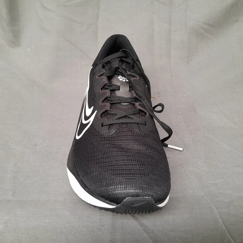 BOXED PAIR OF NIKE ZOOM FLY 5 SHOES IN BLACK/WHITE UK SIZE 7.5