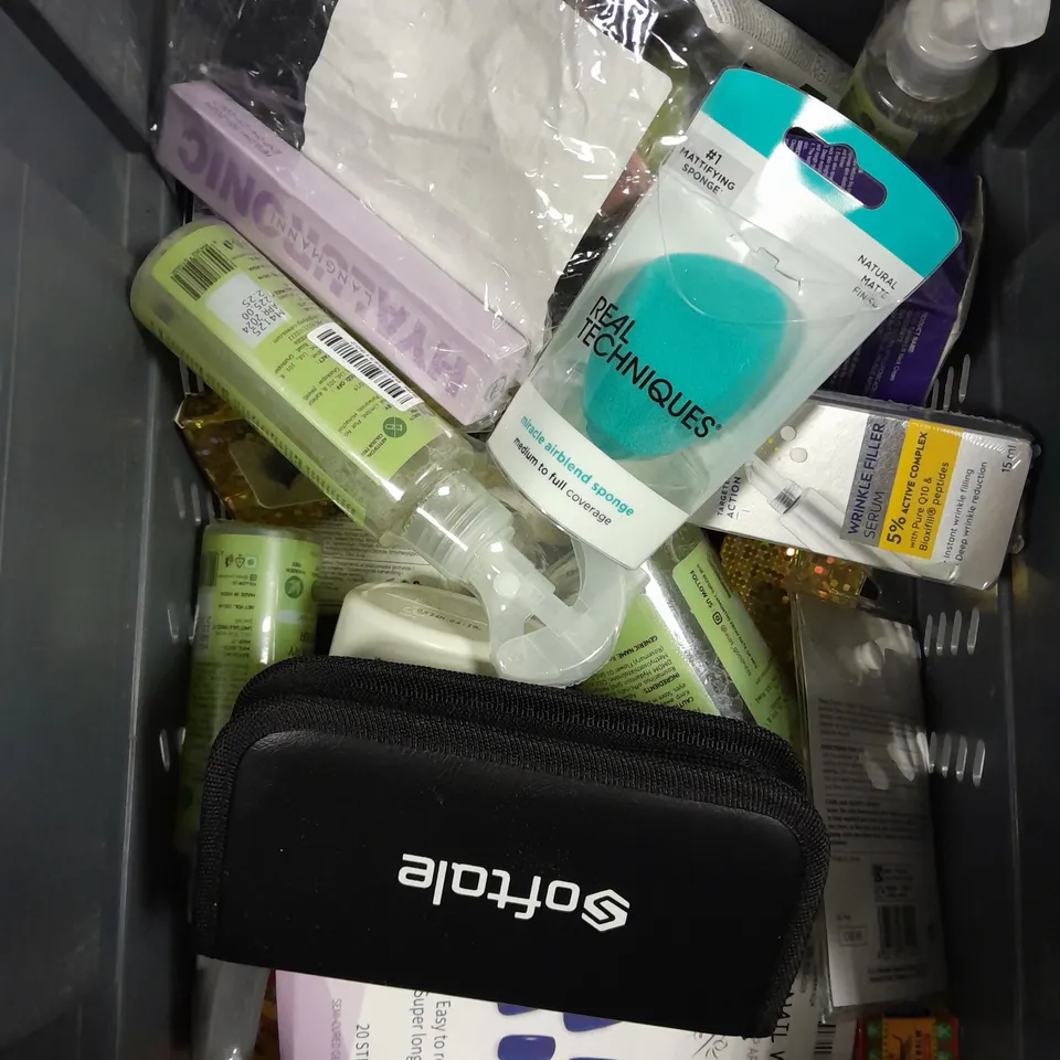 APPROXIMATELY 20 ASSORTED HEALTH & BEAUTY PRODUCTS TO INCLUDE CAST COVERS, AVEENO SHAMPOO, TIGER BALM ETC 