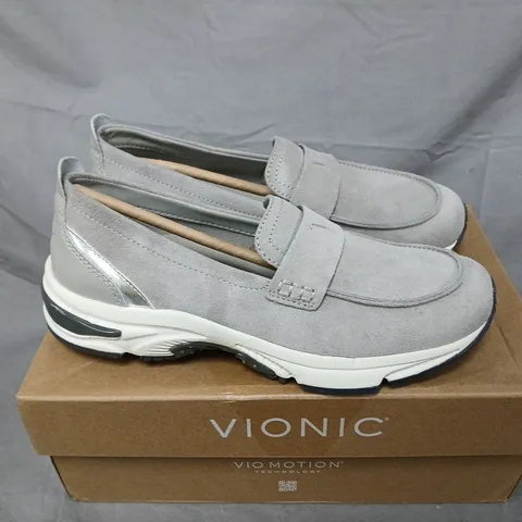 BOXED PAIR OF VIONIC 23 WALK LOAFERS IN PALOMA GREY/SILVER SIZE 5