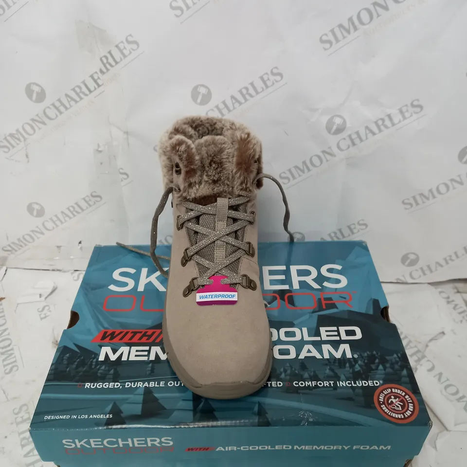 BOXED PAIR OF SKECHERS TREGO LACE UP FAUX FUR CUFF WATERPROOF BOOT TAUPE - SIZE 6