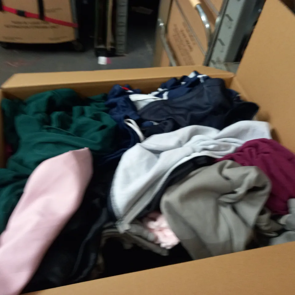 LARGE QUANTITY OF ASSORTED CLOTHING ITEMS
