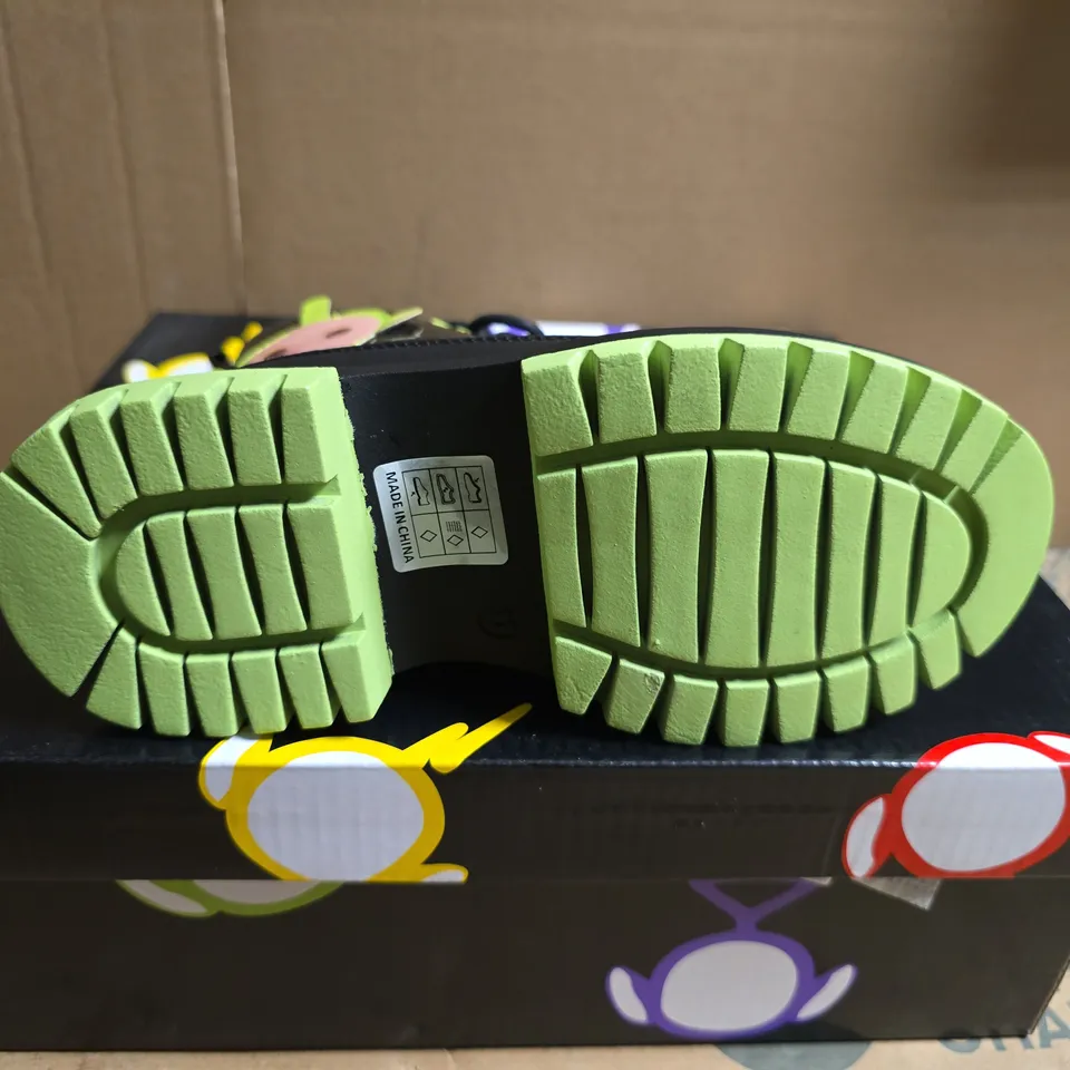 BOXED PAIR OF KOI TUBBYTRONIC KIDZ DIPSY HEAD BOOTS - UK SIZE 11