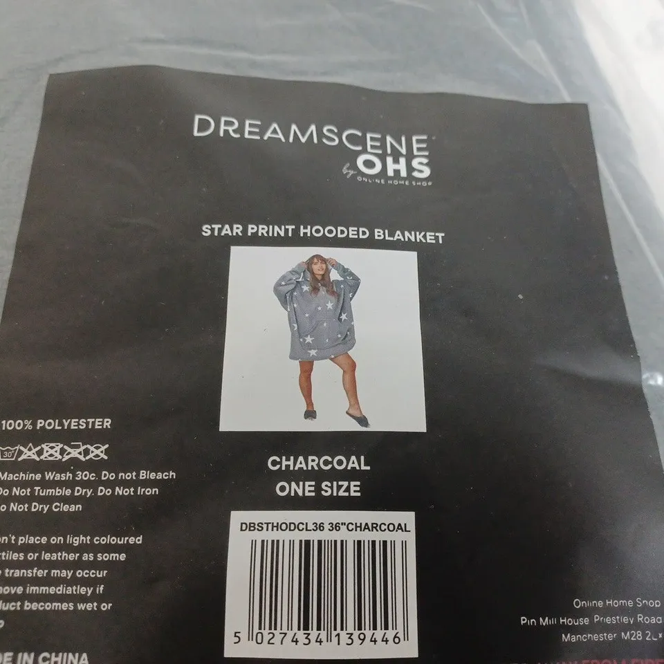 BAGGED DREAMSCENE STAR PRINT HOODED BLANKET IN CHARCOAL - ONE SIZE