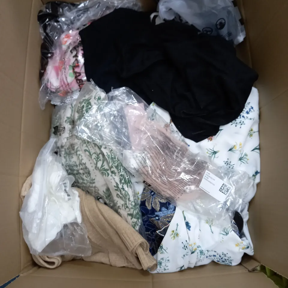 BOX OF APPROXIMATELY 25 ASSORTED CLOTHING ITEMS TO INCUDE -BAG , T-SHIRTS , JUMPER ETC