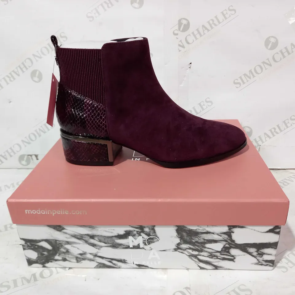 BOXED PAIR OF MODA IN PELLE LILITH SUEDE HEEL ANKLE BOOTS IN PURPLE EU SIZE 38