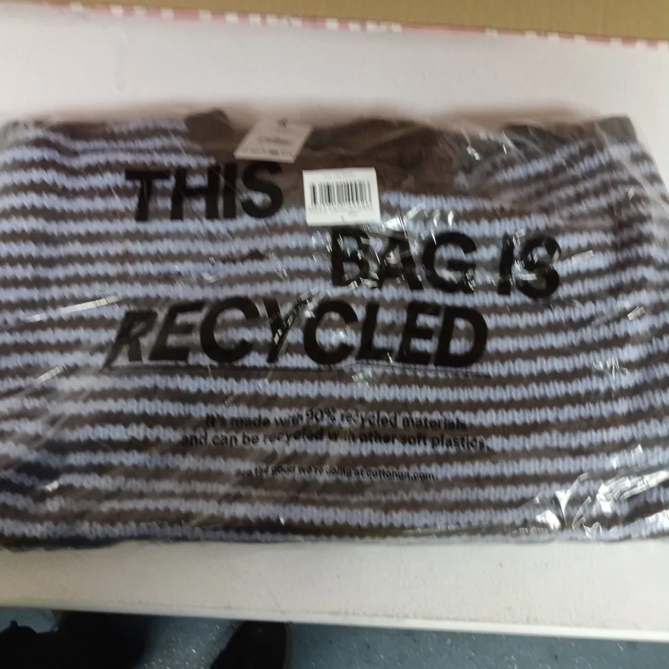 BOX OF APPROXIMATELY 12 ASSORTED CLOTHING ITEMS TO INCLUDE: LUXE CREW SWEATER 