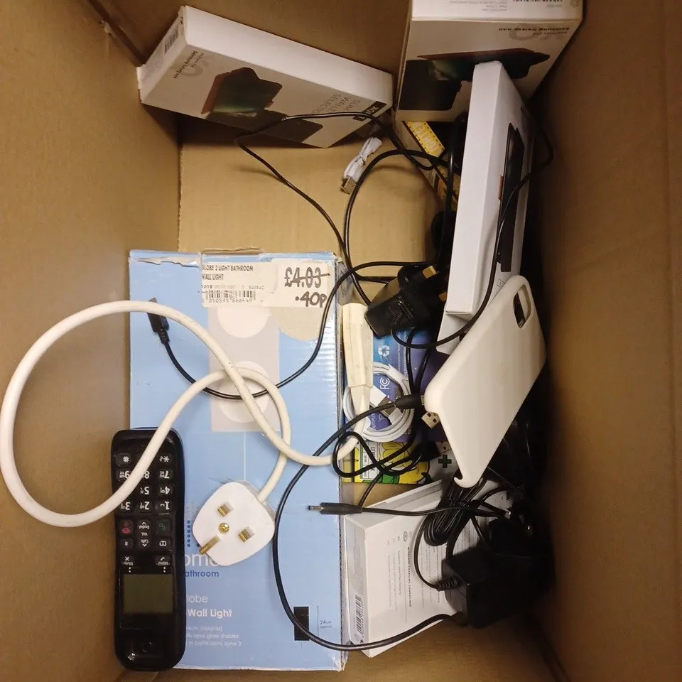 APPROXIMATELY 15 ASSORTED HOUSEHOLD/ELECTRICAL PRODUCTS TO INCLUDE WIRELESS BLUETOOTH SPEAKER, HOZELOCK EASY DRIP ATTACHMENT, CHARGING CABLES ETC 