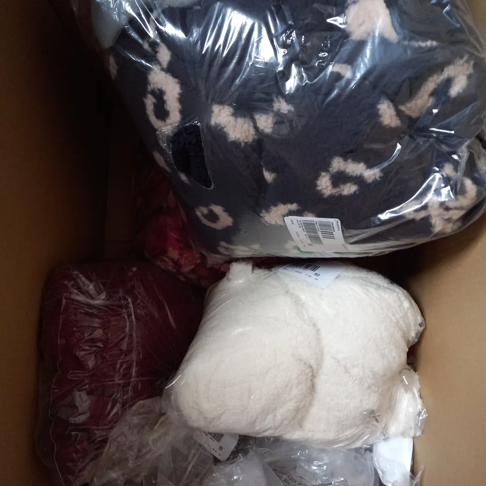 BOX OF APPROXIMATELY 10 CLOTHING ITEMS TO INCLUDE JUMPER, CARDIGAN, SHIRT ETC