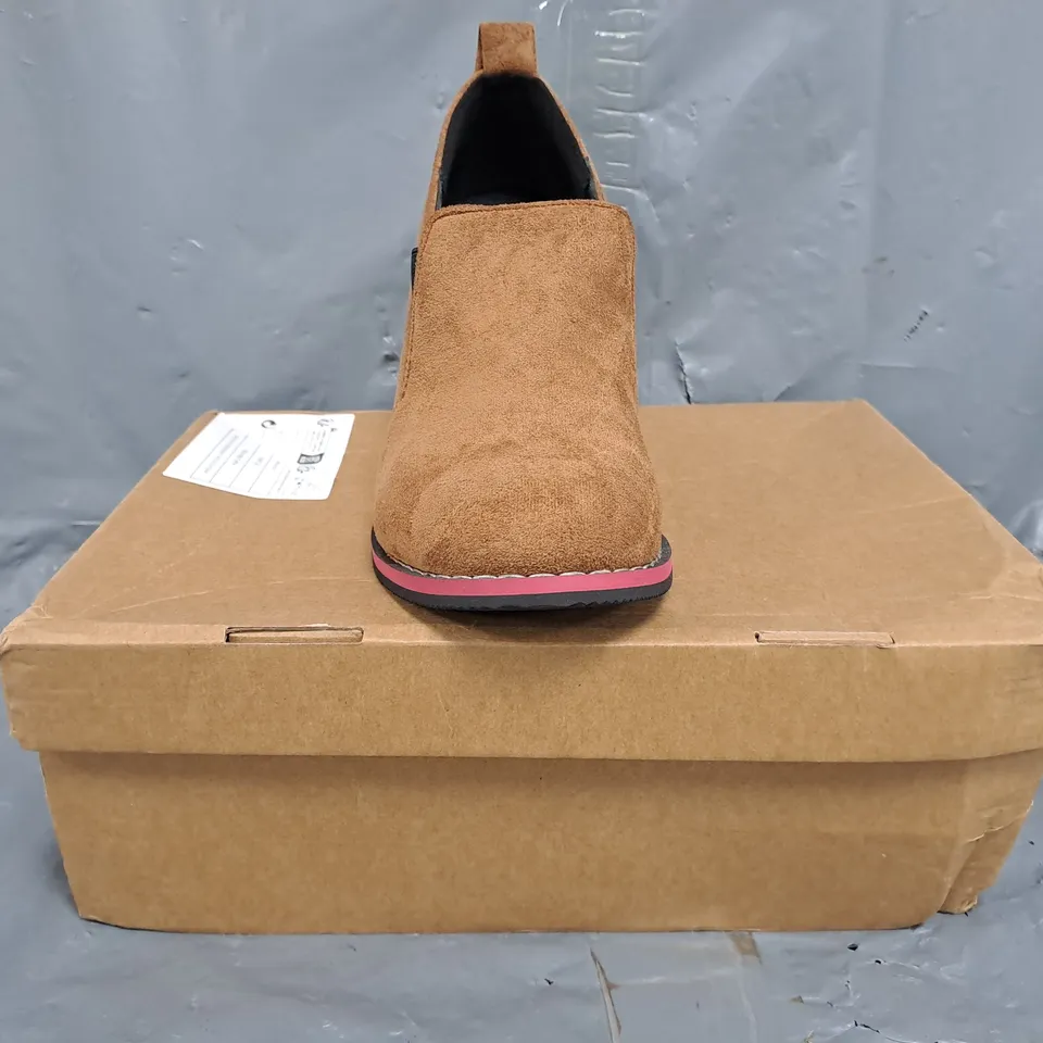 BOXED PAIR OF UNBRANDED BLOCK HEEL SHOES IN BROWN SIZE EU 36