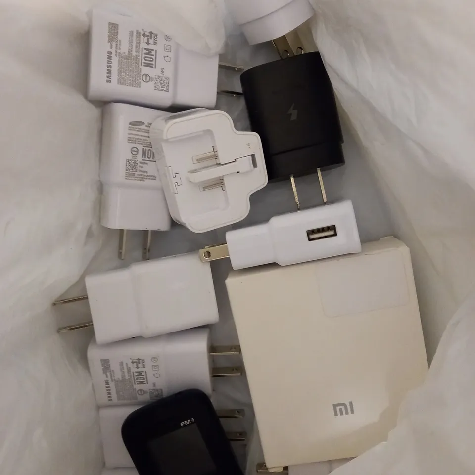 LOT OF APPROX 8 ASSORTED ITEMS TO INCLUDE IPAD CAMERA CONNECTION KIT, IPAD MINI SMART COVER, SAMSUNG TRAVEL ADAPTERS, ETC 