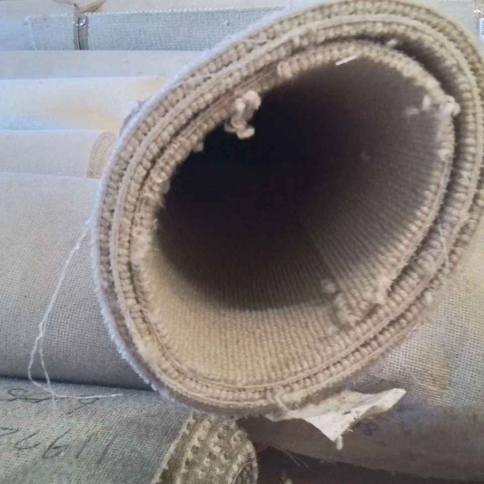 ROLL OF QUALITY LANDMARK ABBEY ROCHE CARPET // APPROX SIZE:5 X1.67M