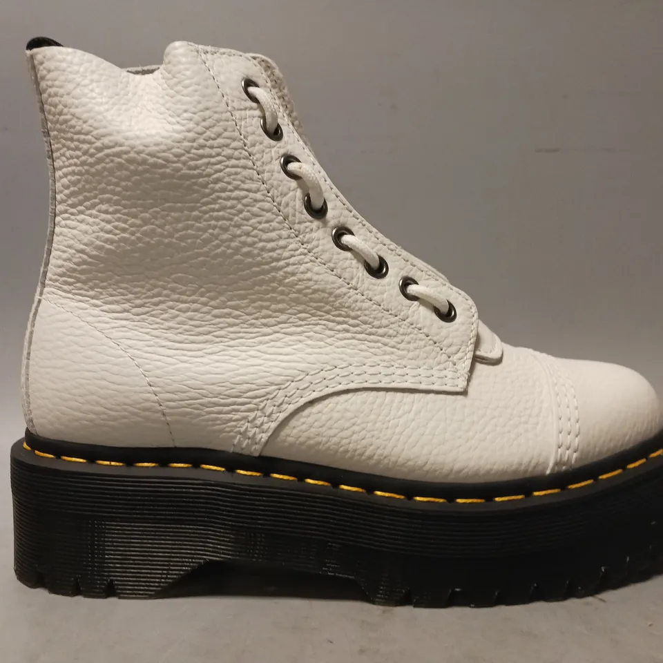 BOXED PAIR OF DR MARTENS ANKLE BOOTS IN WHITE UK SIZE 6