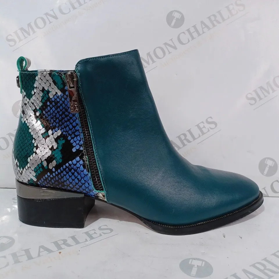 BOXED PAIR OF MODA IN PELLE ANKLE BOOTS IN TEAL SIZE 6