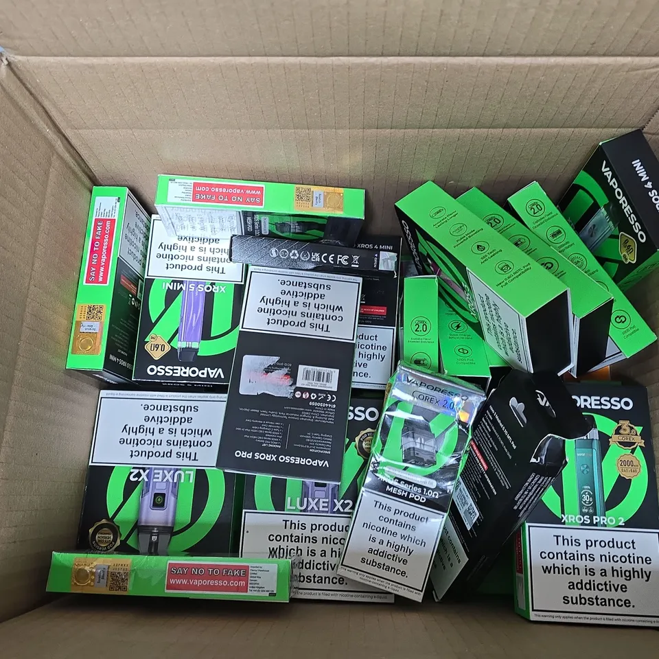 APPROXIMATELY 20 ASSORTED VAPES, E-CIGARETTES & ACCESSORIES TO INCLUDE GEEKVAPE WENAX Q PRO, VOOPOO PNP POD, VAPORESSO ZROS 4 MINI, ETC