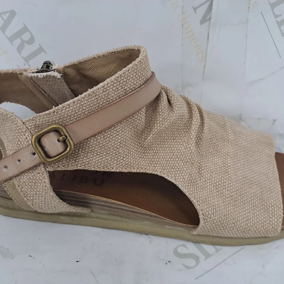 BLOWFISH MALIBU BURNSIDE FLAT SANDALS IN CASHEW - SIZE 4