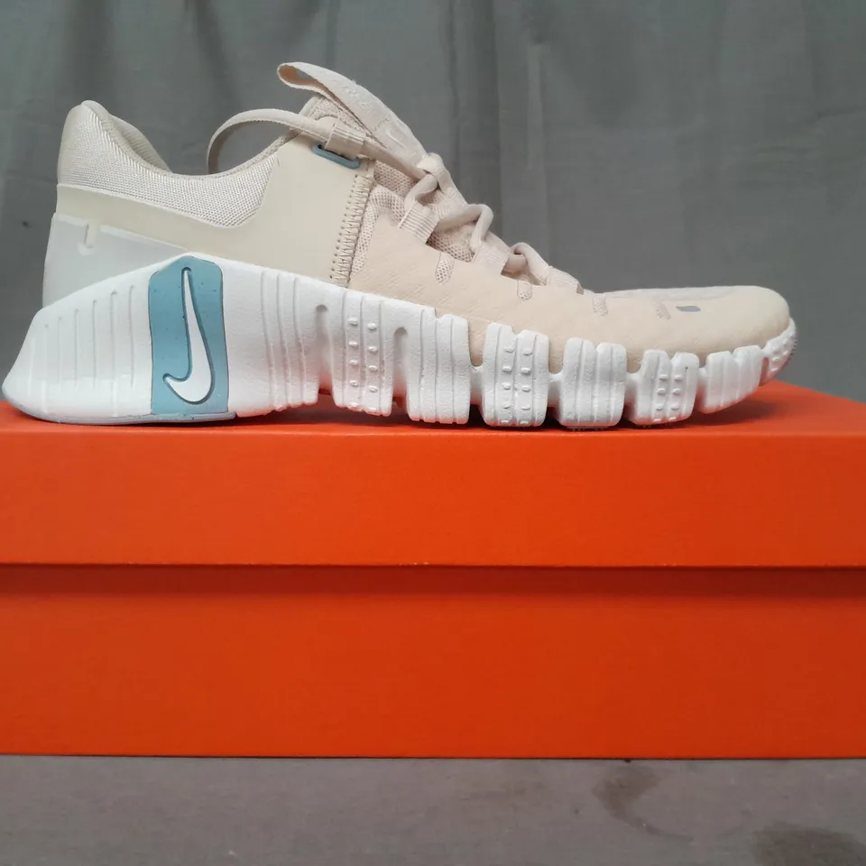 BOXED PAIR OF NIKE FREE METCON 5 SHOES IN BEIGE UK SIZE 6.5