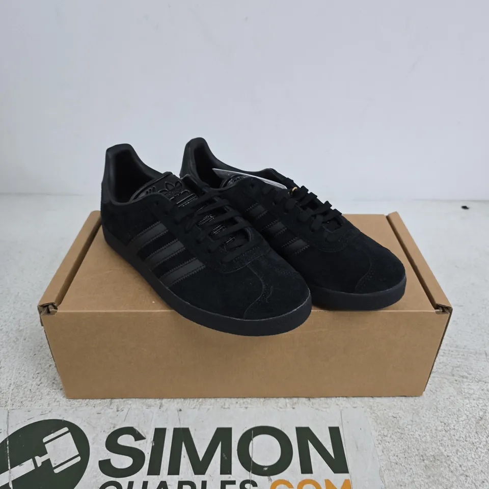 ADIDAS GAZELLE BLACK SUEDE TRAINERS – UK 7