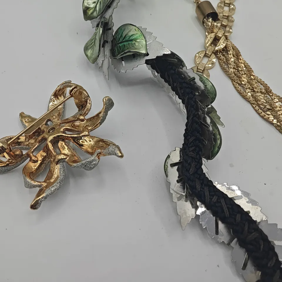 LOT OF 10 ASSORTED JEWELLERY ITEMS TO INCLUDE BROACHES,NECKLACE AND BRACELET 