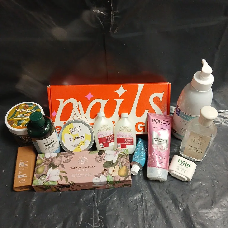 APPROXIMATEY 20 ASSORTED HEALTH AND BEAUTY PRODUCTS TO INCLUDE - GLAIZE MANICURE KIT - MOOGOO NATURAL MILK WASH - ALLIES OF SKIN SUNSCREEN + SELF TANNER - ETC