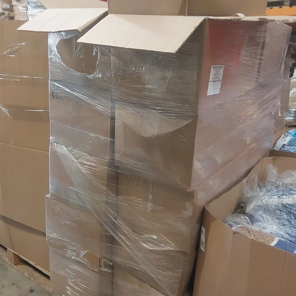 PALLET CONTAINING A LARGE QUANTITY OF ASSORTED CANDLES ECT
