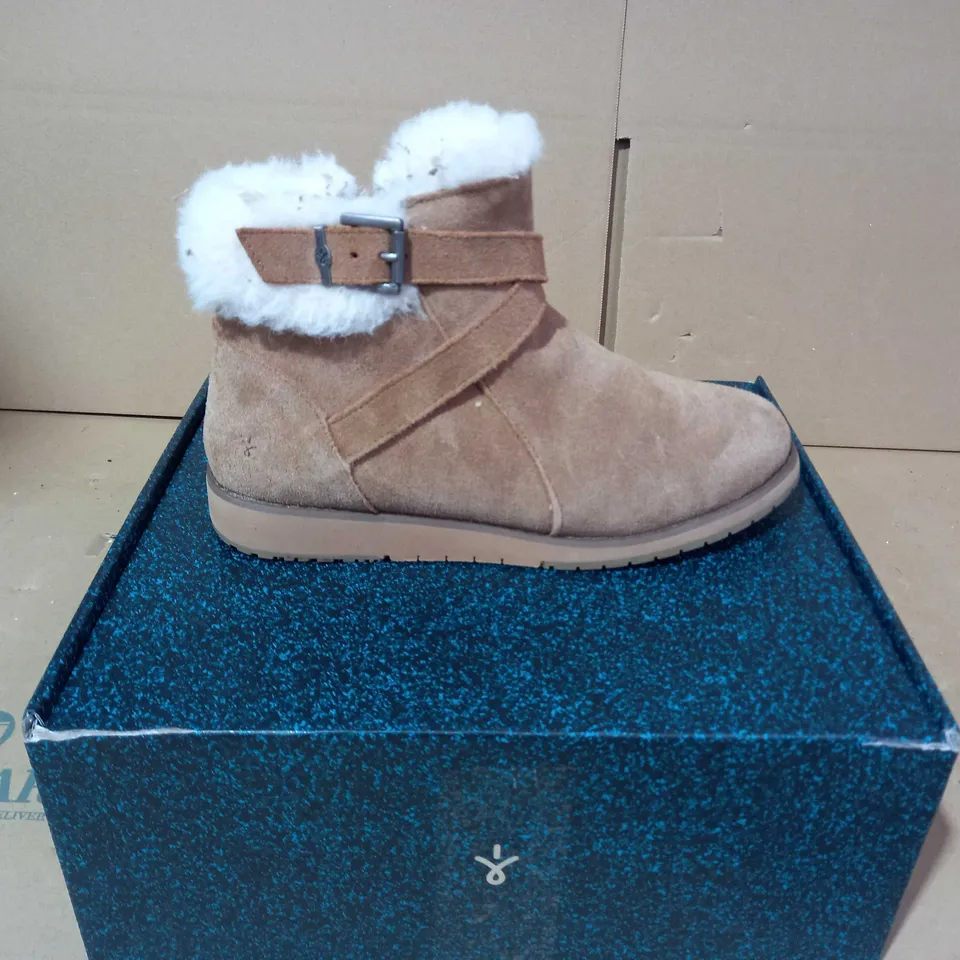 BOXED PAIR OF EMU MERAK FAUX SUEDE BOOTS IN CHESTNUT UK SIZE 6