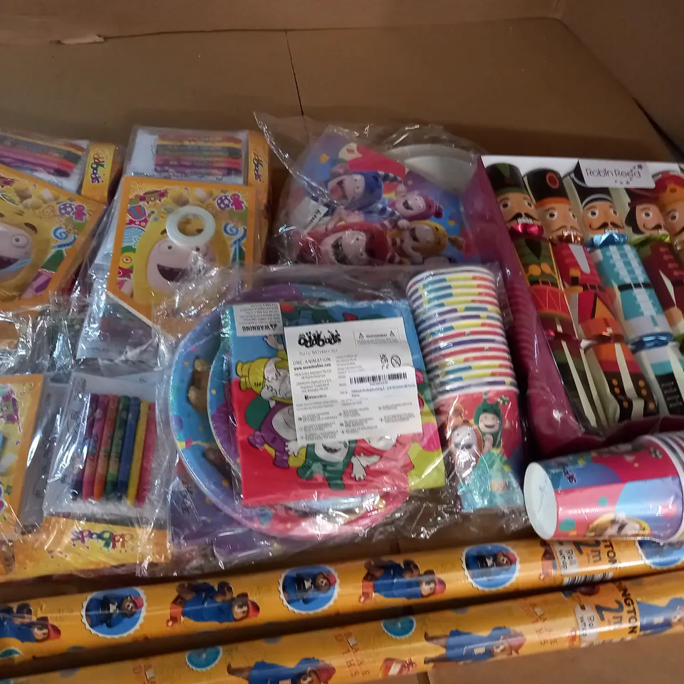 LOT OF ASSORTED PARTY TABLEWARE ITEMS TO INCLUDE ODDBALLS