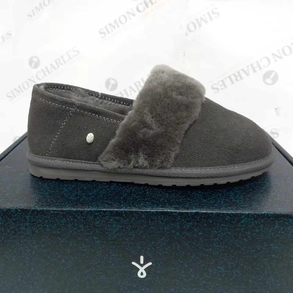 BOXED PAIR OF EMU AUSTRALIA GREY FLUFF SLIPPER SIZE 4
