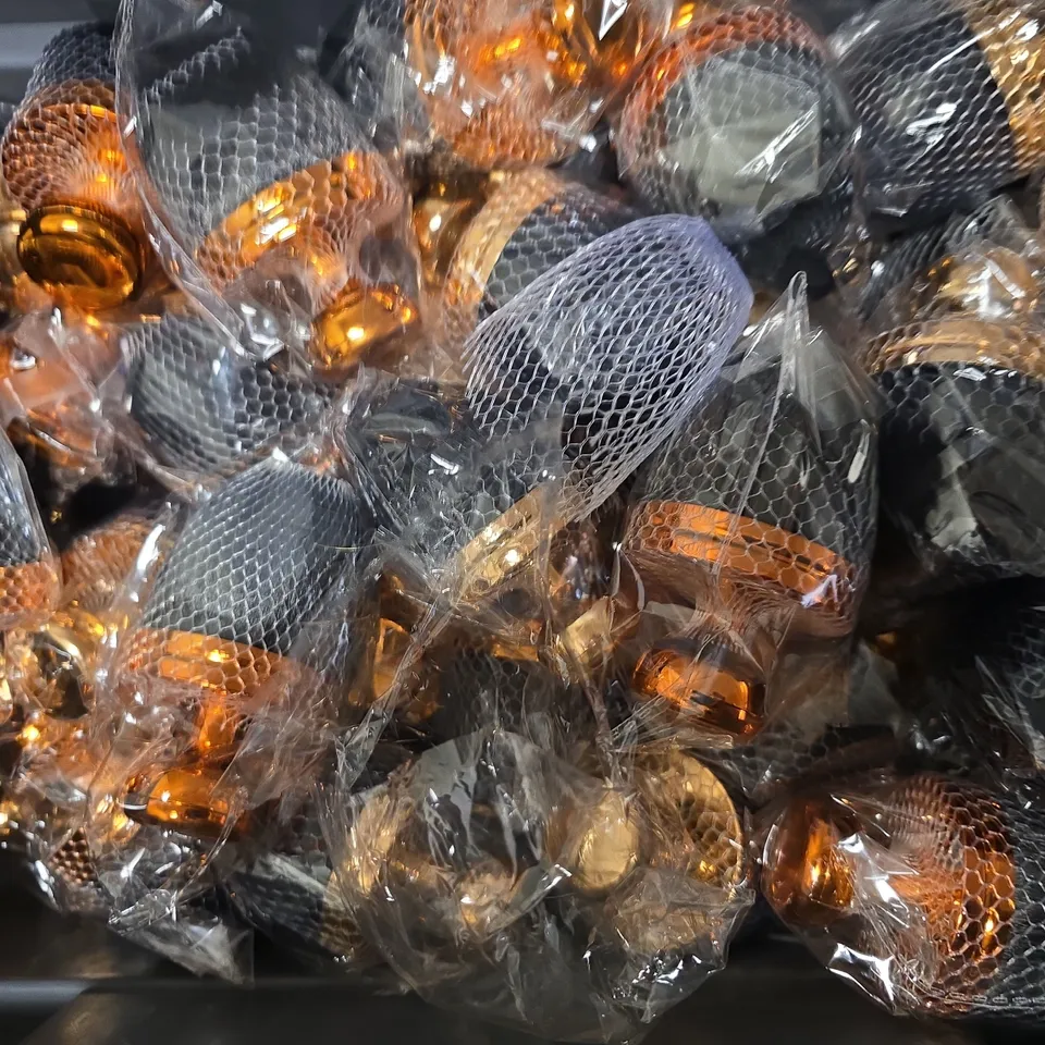 TOTE OF APPROXIMATELY 22 UNBRANDED FINE TANNING BRUSHES