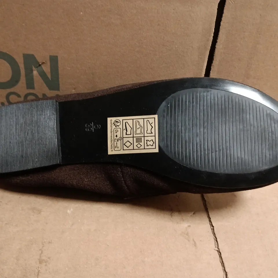 BOXED PAIR OF BDG SLAT SLIP-ON LOAFERS IN BROWN SIZE 6