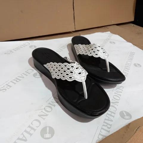 OUTLET SKECHERS BUMBLERS BEES KNEES LAZER CUT RHINESTONE TOE-POST SANDAL
