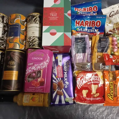 LOT OF 18 ASSORTED FOOD ITEMS TO INCLUDE HOT CHCOLATES, CHOCOCO FESTIVE TREE AND MANGO CHILLI SAUCE