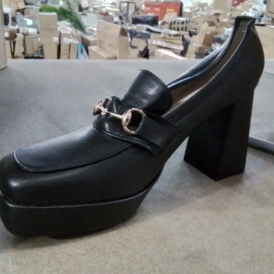 PAIR OF BLACK LEATHER WOMENS HIGH HEEL SHOES