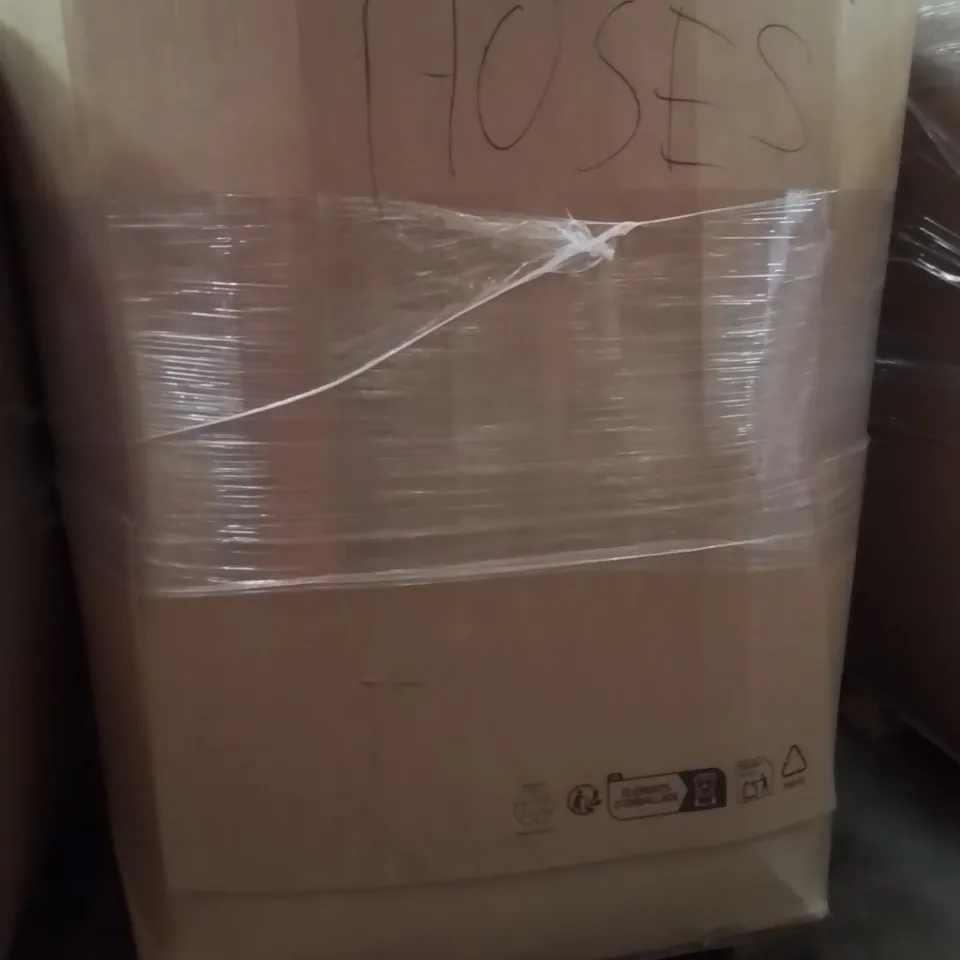 PALLET CONTAINING A LARGE QUANTITY OF HOSES 