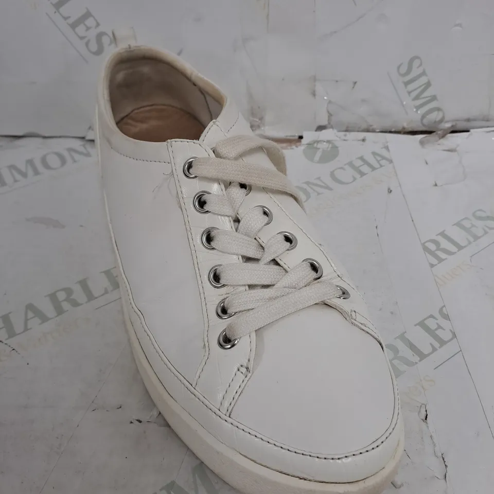BOXED VIONIC LACE UP TRAINERS IN WHITE LEATHER - UK 5.5