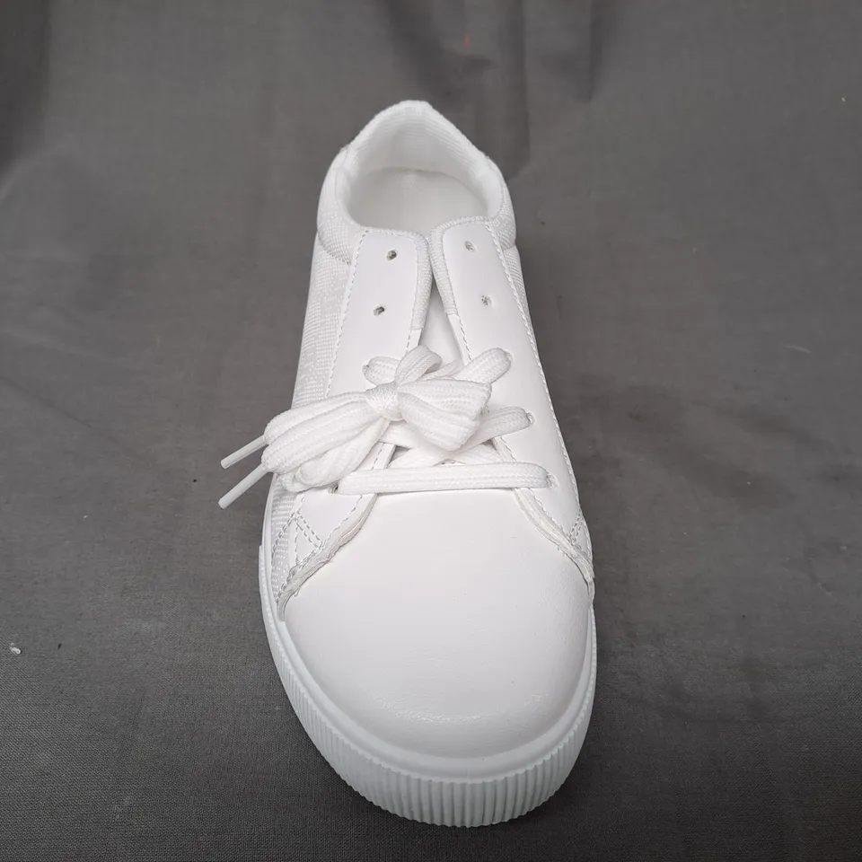 BOXED PAIR OF DESIGNER SHOES IN WHITE/METALLIC GOLD EU SIZE 40