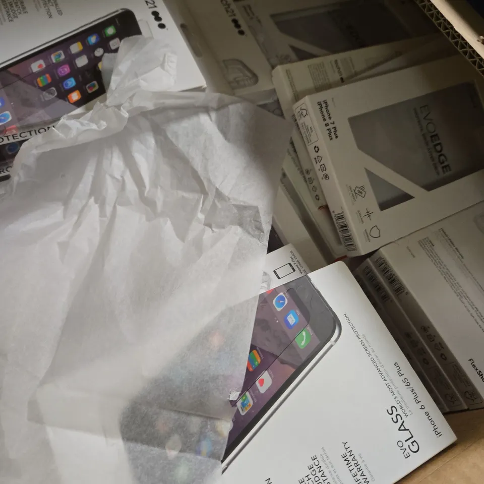 A LARGE QUANTITY OF ASSORTED TECH21 PRODUCTS TO INCLUDE IPHONE 6/6S PLUS SCREEN PROTECTOR, IPHONE 7 PLUS/IPHONE 8 PLUS CASE, ETC 