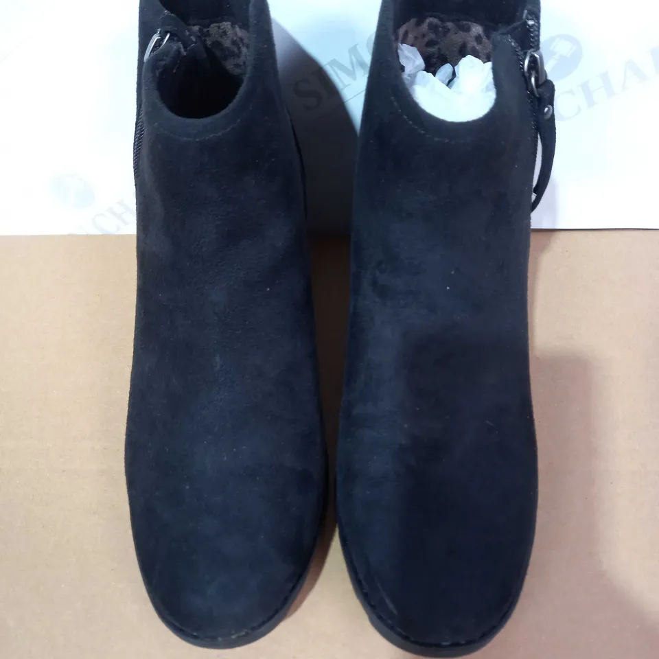 BOB'S SKECHERS TUMBLE WEED BOOTS BLACK - SIZE 5 1/2